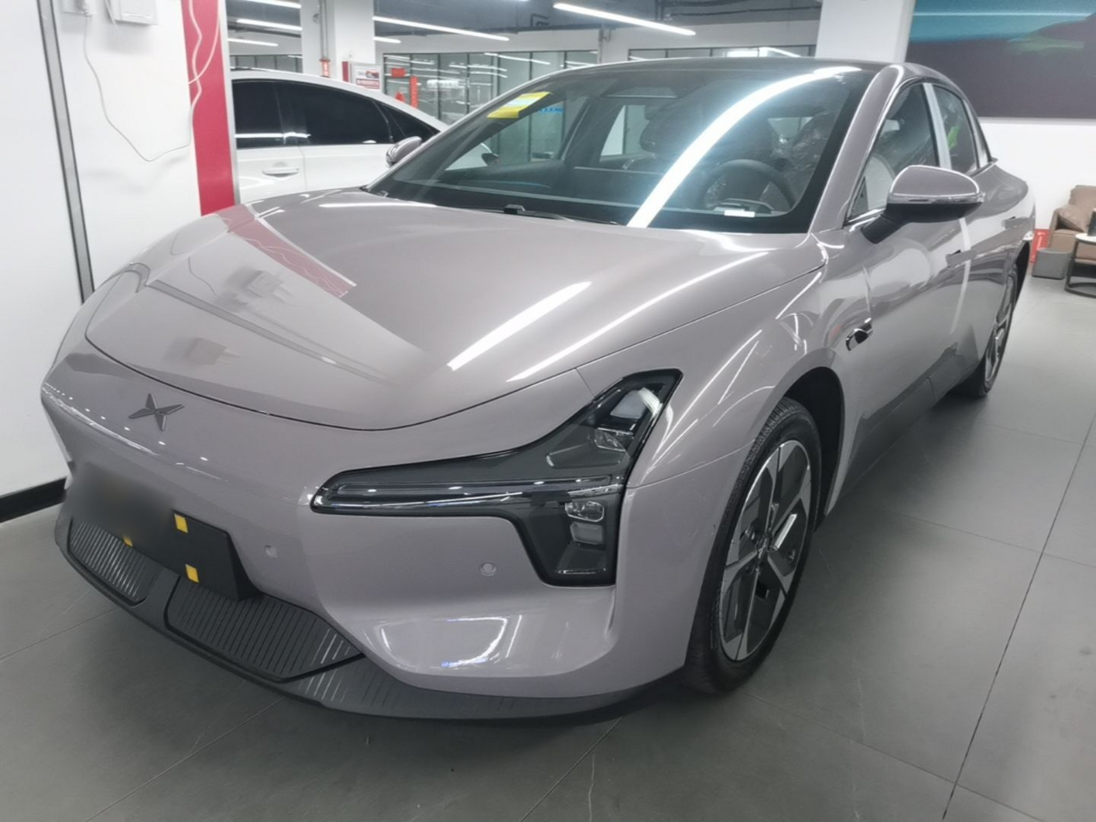 Unter der Vorderseite des Autos
