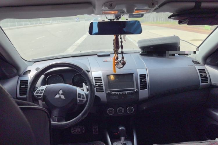 Used Mitsubishi Outlander 2011 Kicks 2.4 Fashion Edition