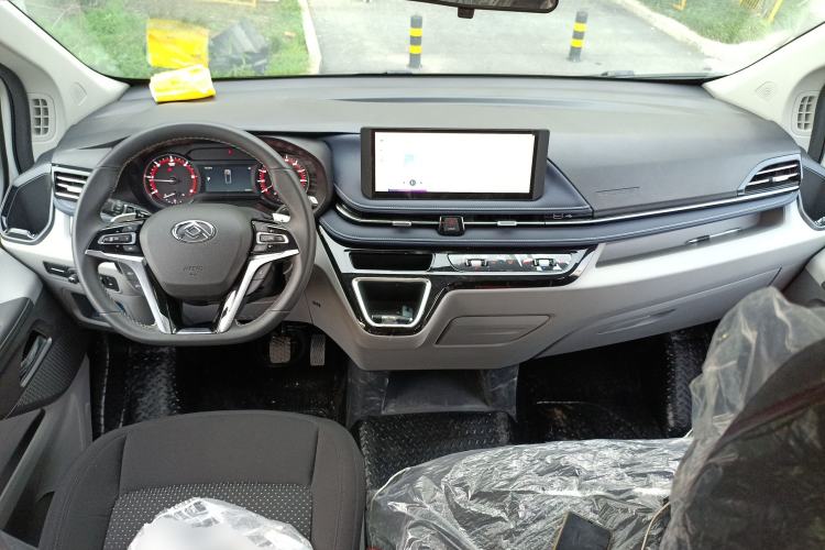 Used SAIC MAXUS Xintu V70 2023 2.0T Elite Edition Automatic Long Wheelbase Mid-Height 6/7 Seats Center Console