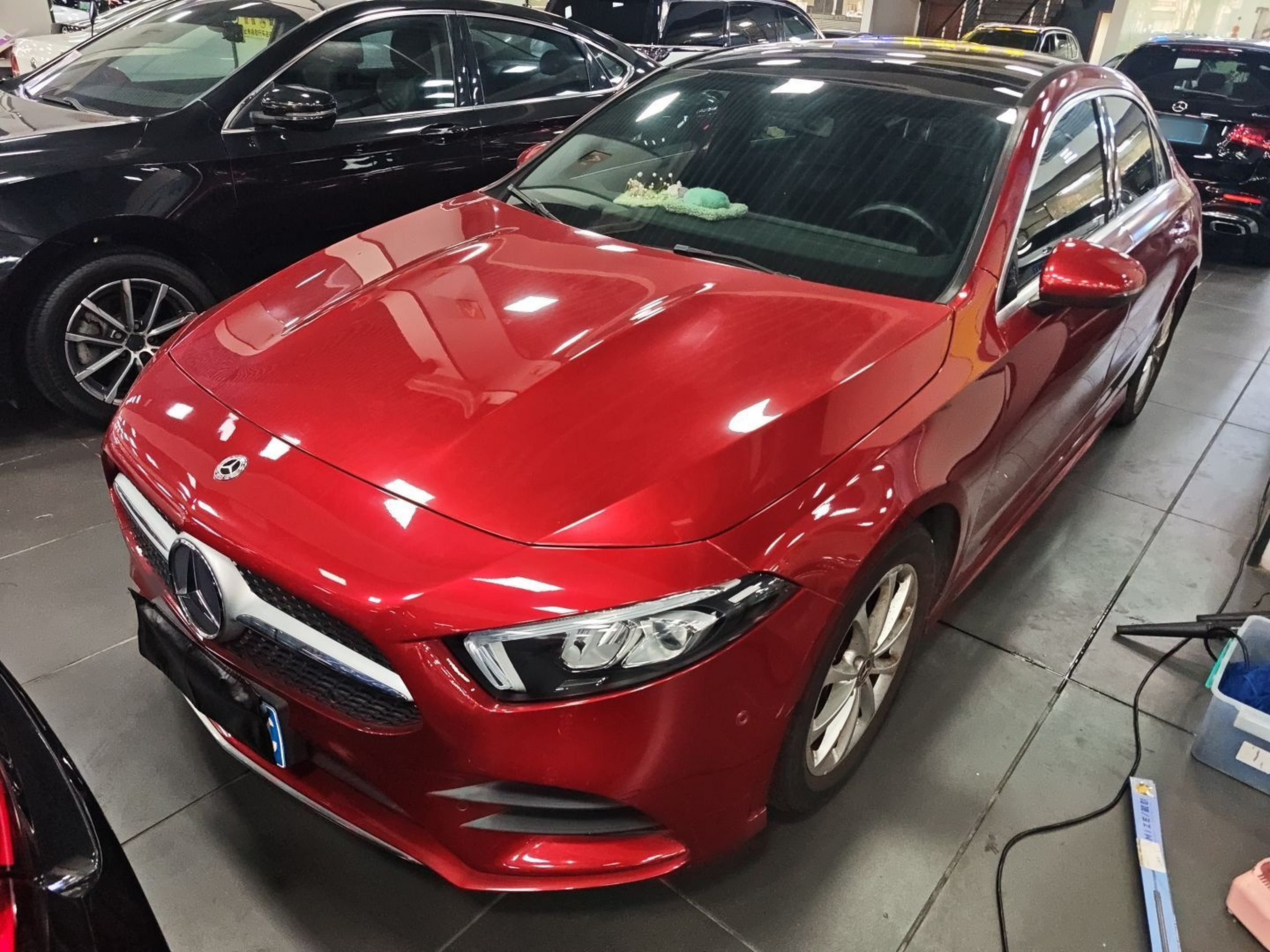 تحت مقدمة السيارة