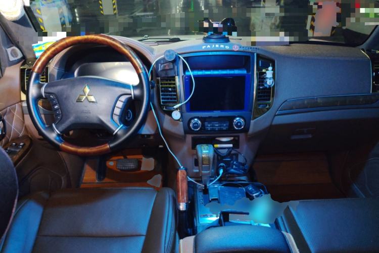 Used Mitsubishi Pajero 2018 3.0L Automatic Comfort Edition Center Console