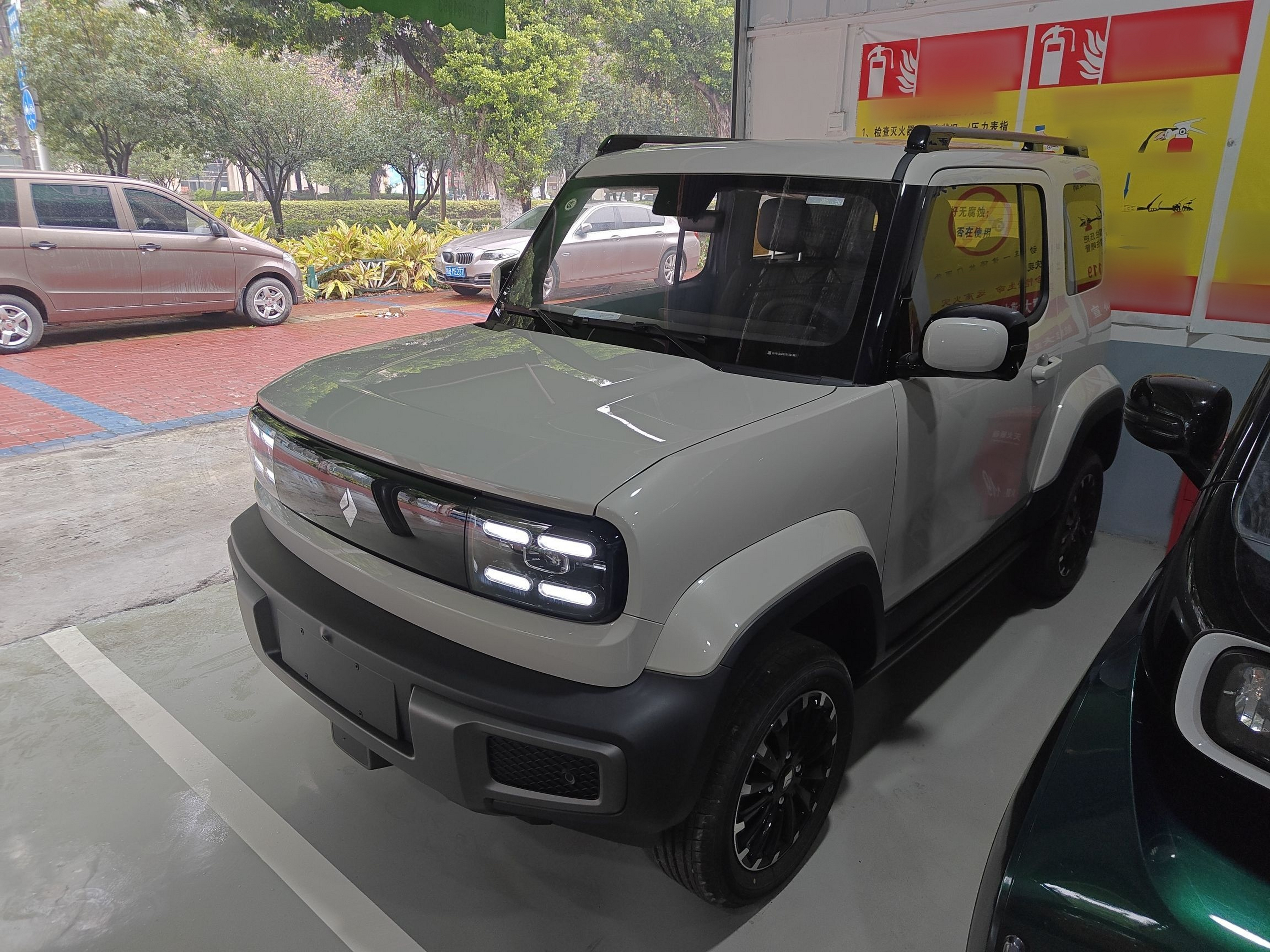 تحت مقدمة السيارة