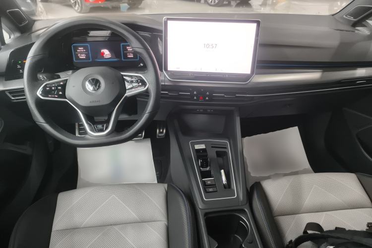 Used Volkswagen Golf 2025 300TSI R-Line
