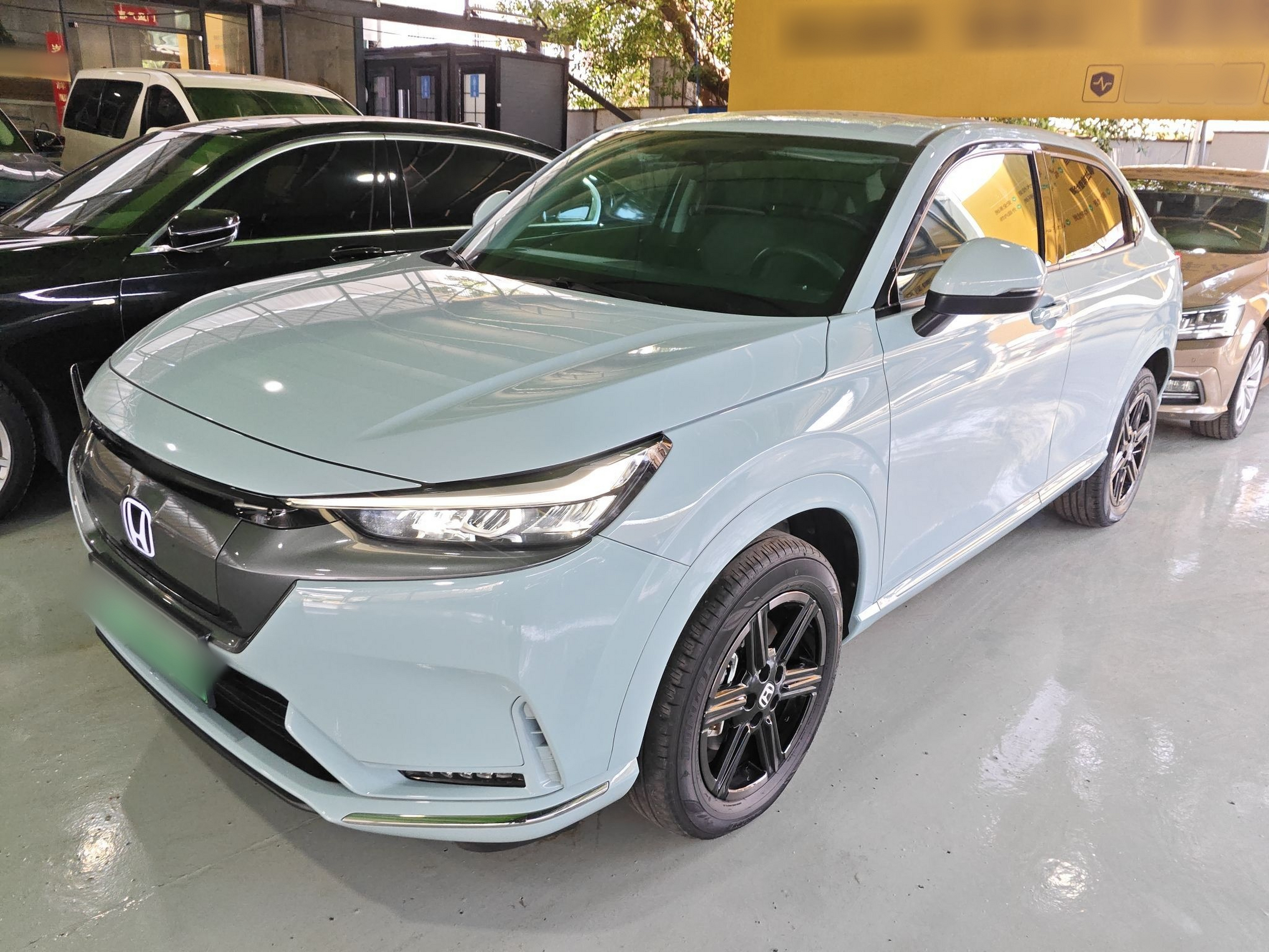 Под передней частью автомобиля