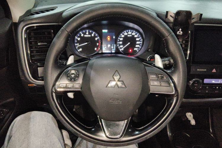 Used Mitsubishi Outlander 2016 2.4L 4x4 Luxury Edition 7-Seater
