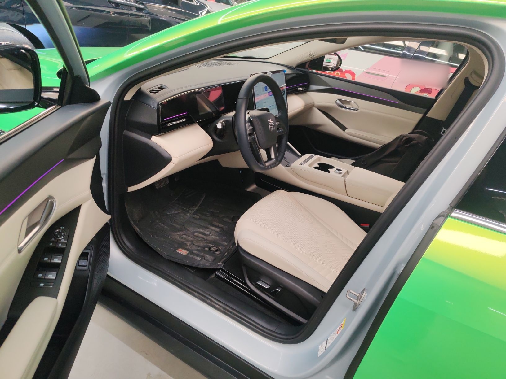 المقاعد الأمامية داخل السيارة