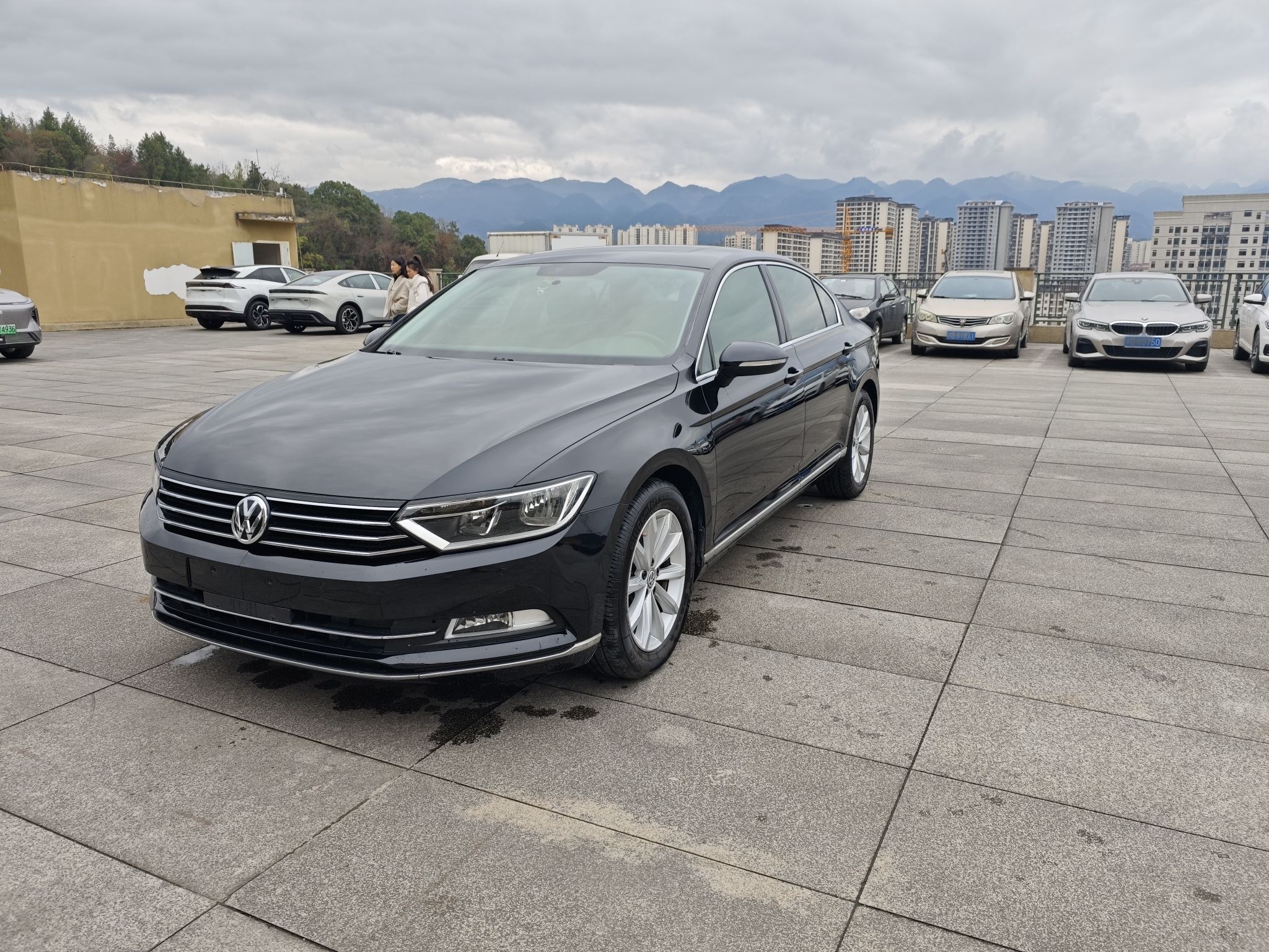 Под передней частью автомобиля