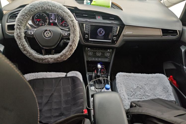 Used Volkswagen Touran 2018 Volkswagen Touran L 280TSI DSG Comfort Edition 7 Seats China VI Standard Center Console