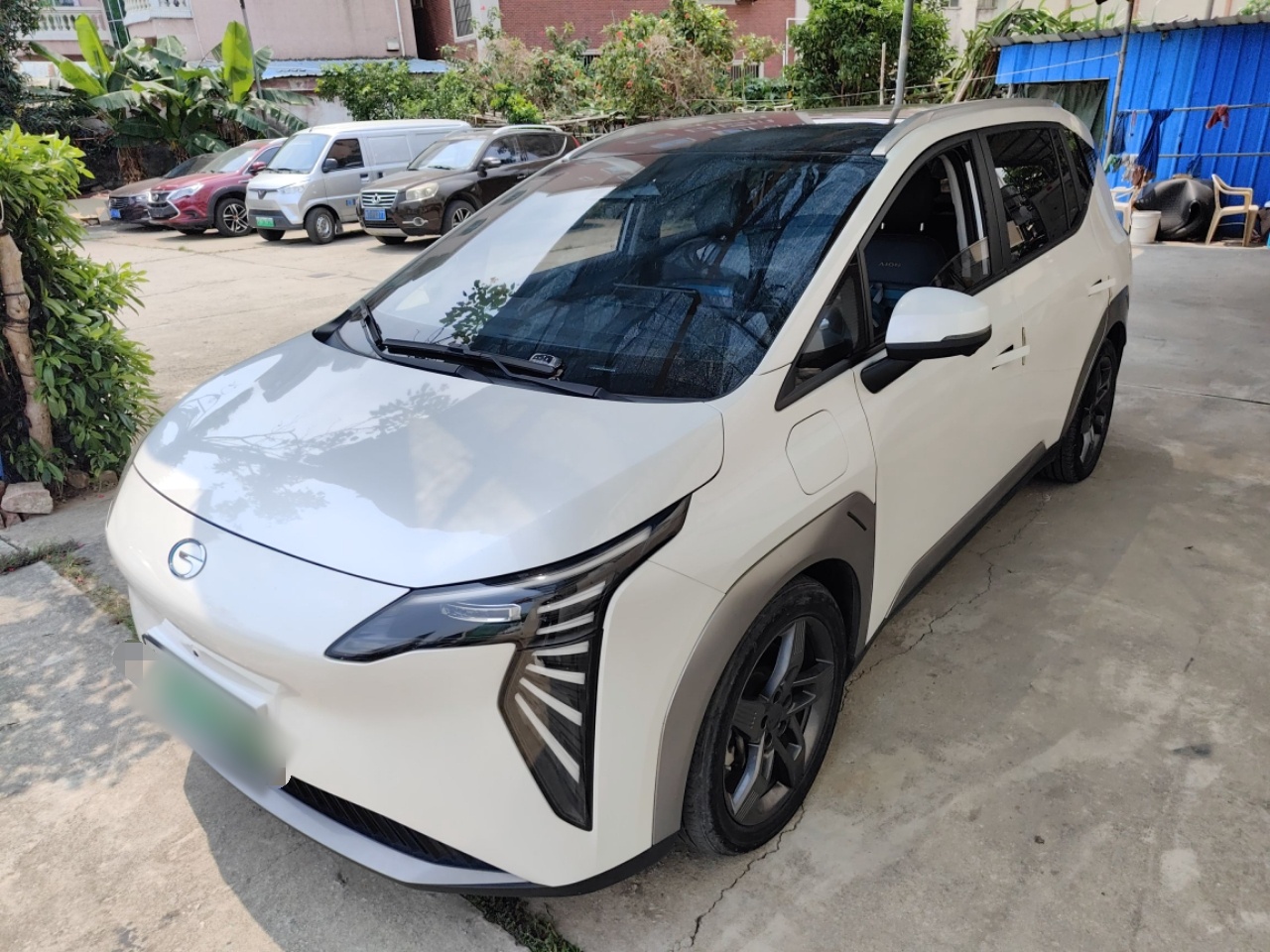 Под передней частью автомобиля