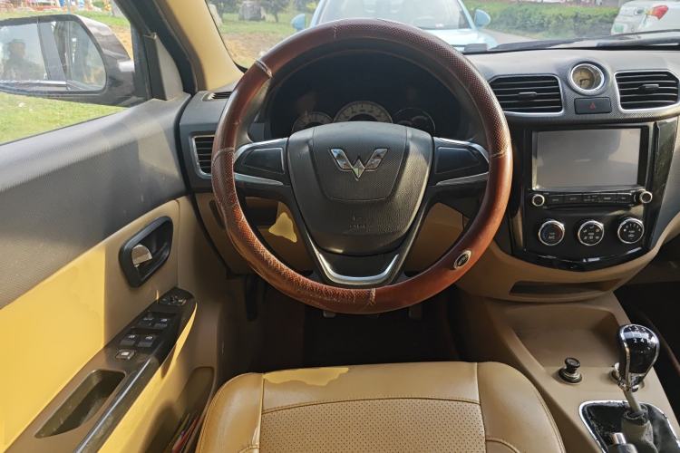 Used Wuling Hongguang 2014 1.2L S Comfort Model China IV
