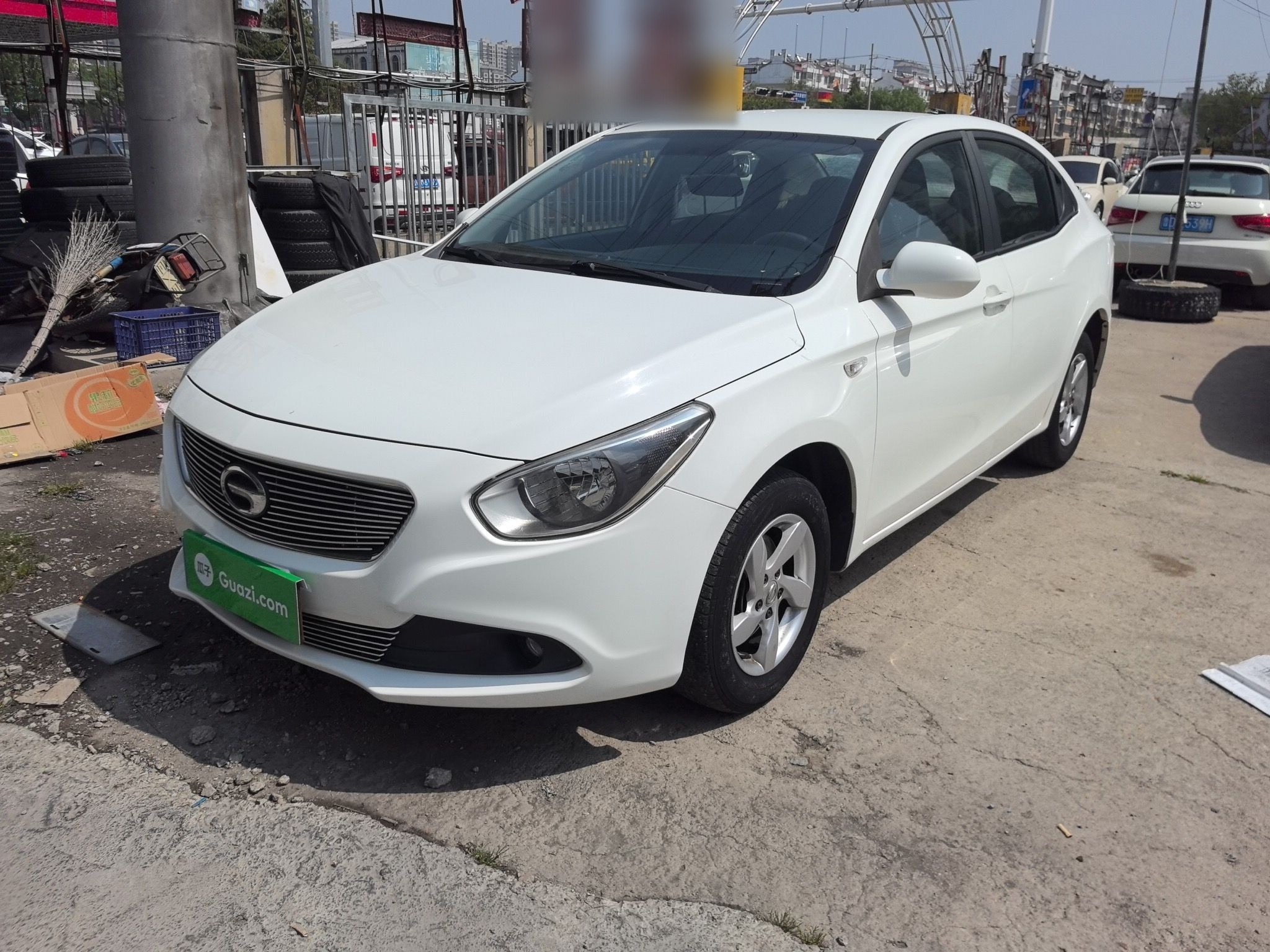 تحت مقدمة السيارة