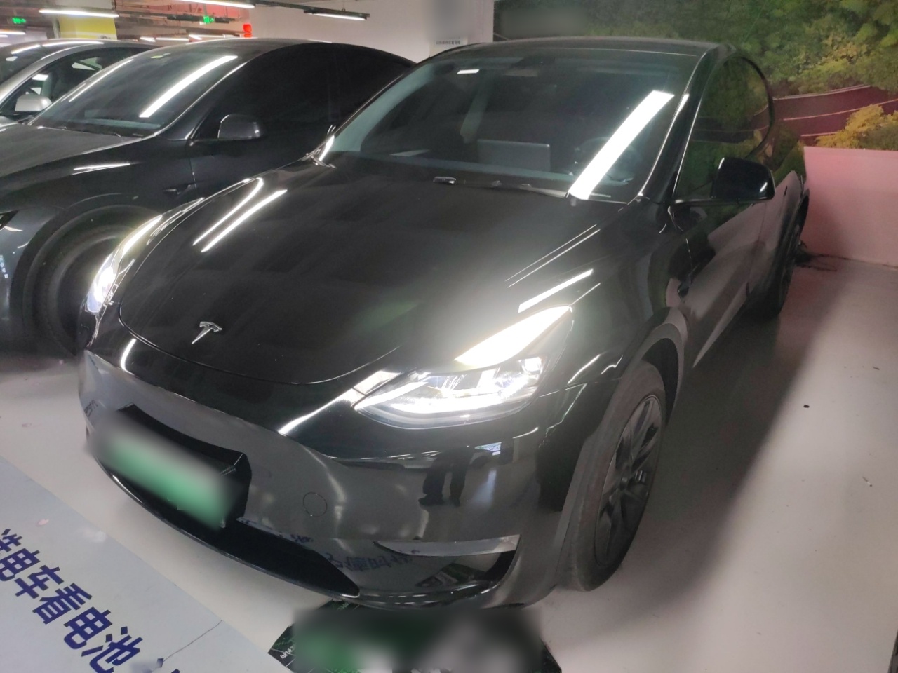 Под передней частью автомобиля