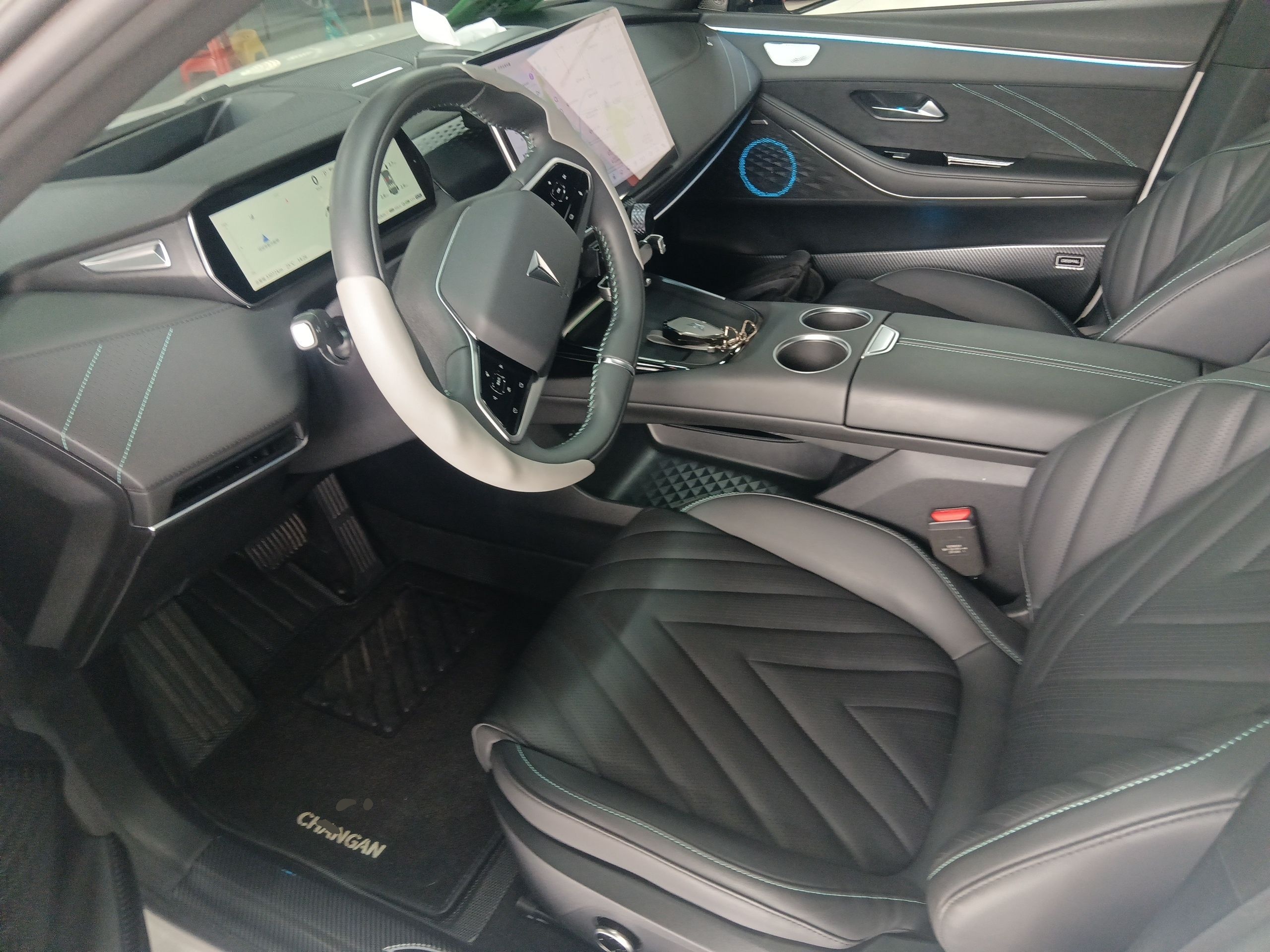 المقاعد الأمامية داخل السيارة