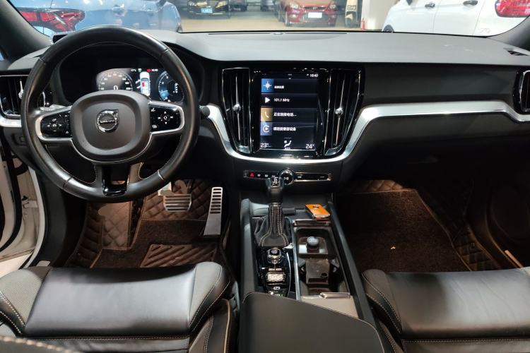 Used Volvo S60 2021 T4 Zhiyuan Sport Edition Center Console