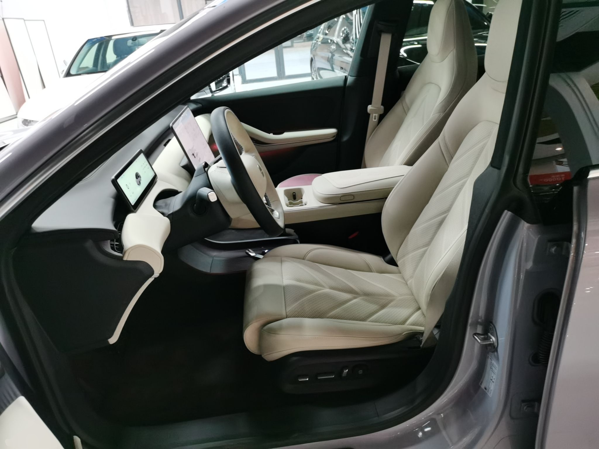 المقاعد الأمامية داخل السيارة