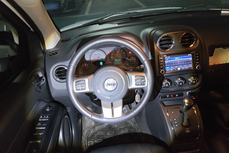Used Jeep Compass 2013 2.4L four-wheel-drive sport version
