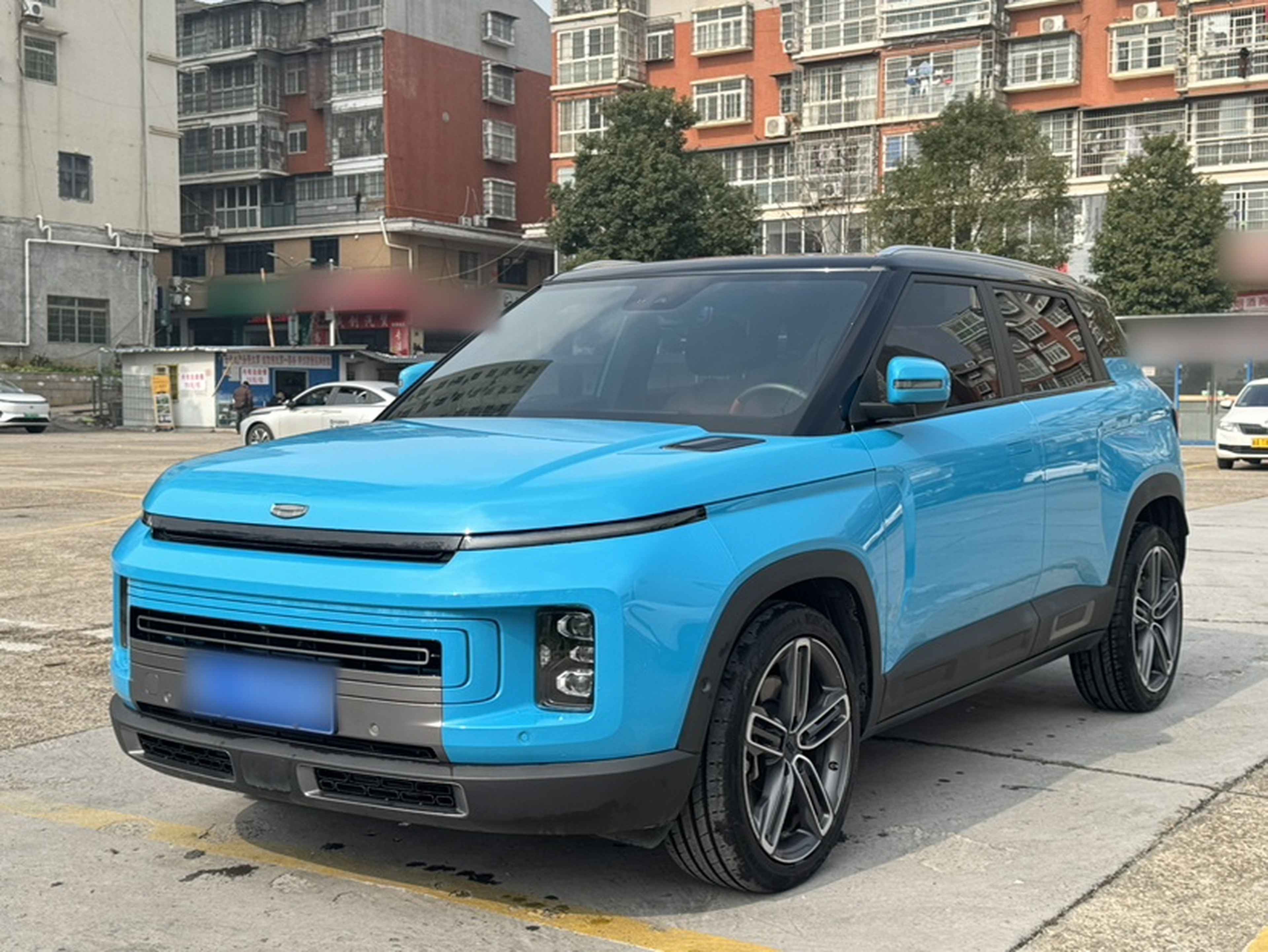 Под передней частью автомобиля