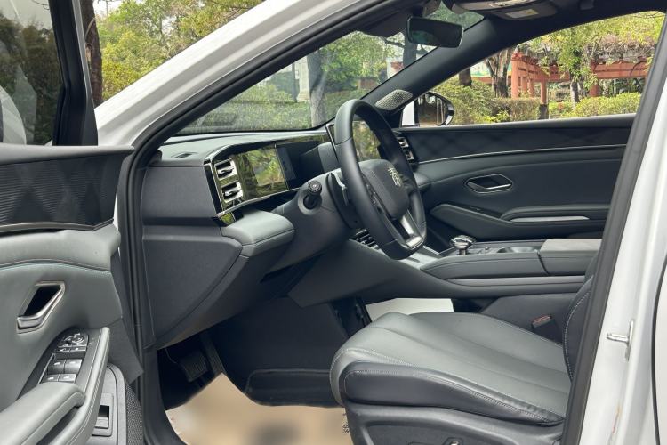 Used BYD Qin L 2025 DM-i Smart Drive 120KM Superior Model Interior 1