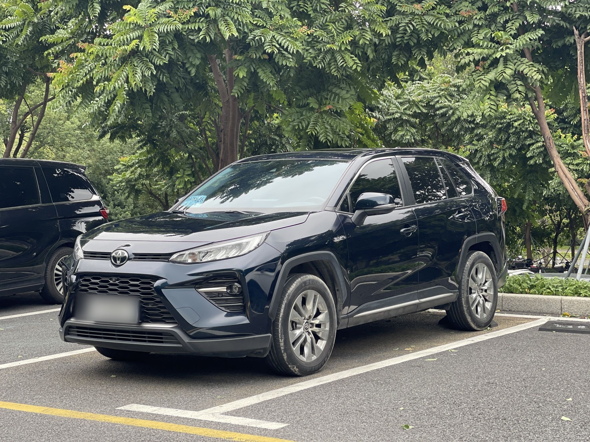 Под передней частью автомобиля