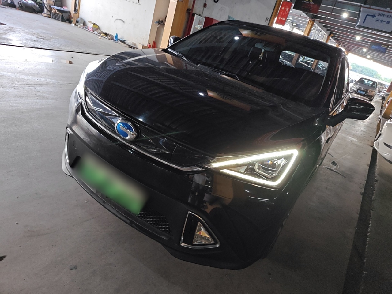 تحت مقدمة السيارة