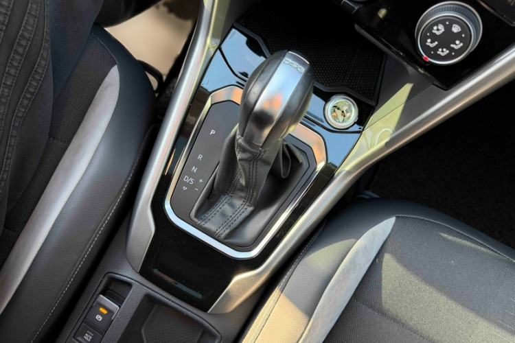 Used Volkswagen T-ROC 2018 230TSI DSG Two-Wheel Drive Advanced Version China VI Standard Gear Lever