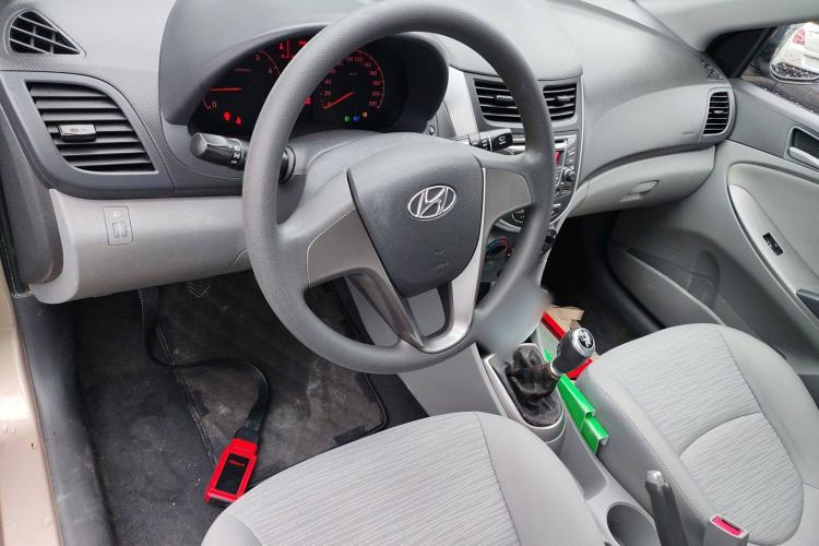 Used Hyundai Verna (older generation) 2014 1.4L Manual Smart GLS Trim Center Console