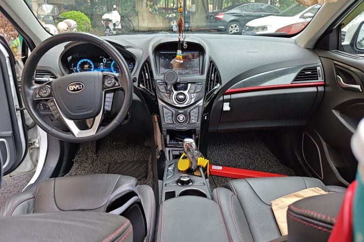 Used BYD Qin New Energy 2014 1.5T Cool Black Knight Flagship Model
