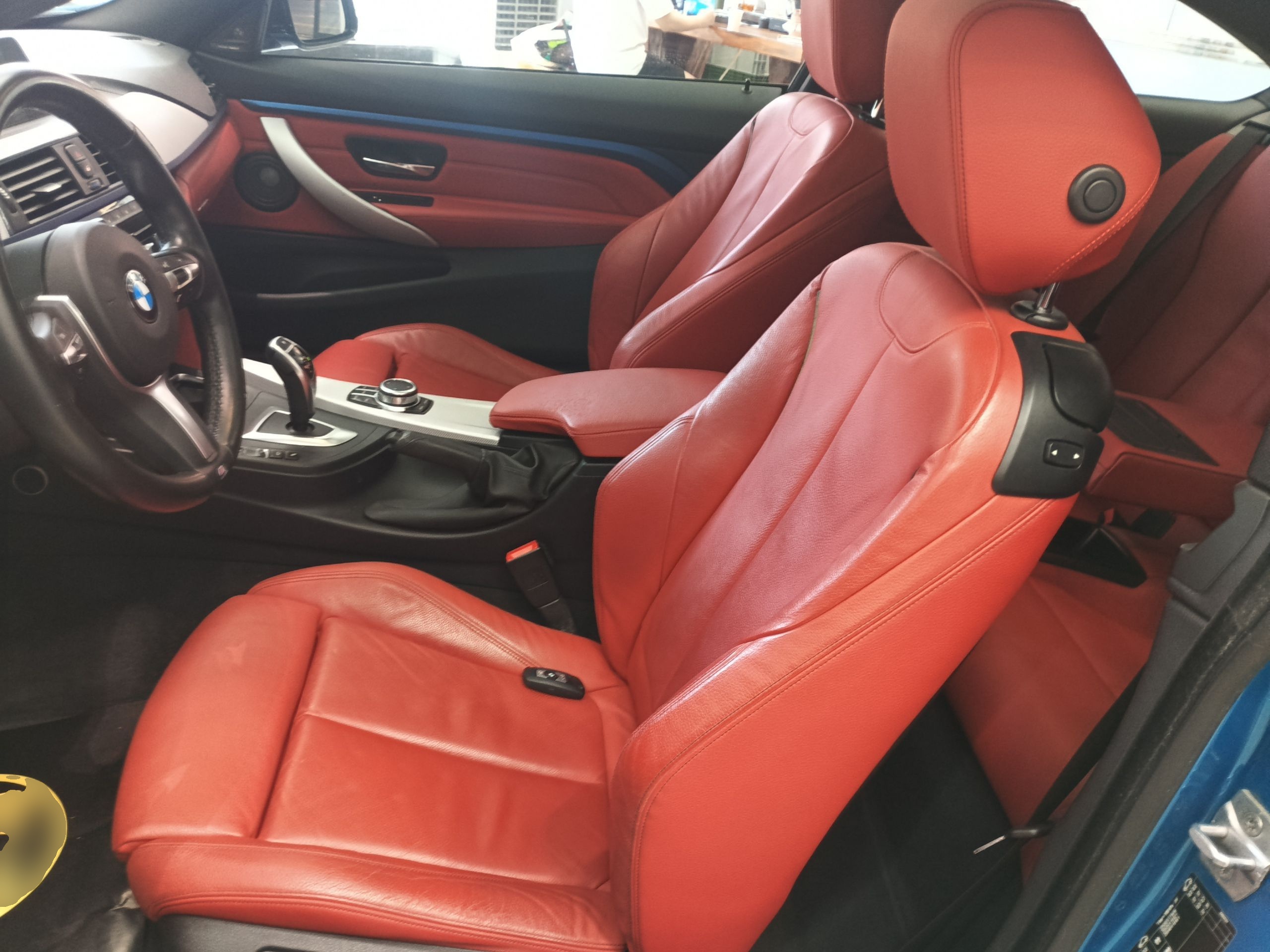 Переднее сиденье в автомобиле