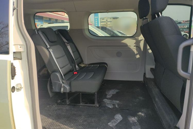 Used SAIC MAXUS Xintu V70 2023 2.0T Elite Edition Manual Transmission Short Wheelbase Low Roof 5/6 Seats (125 hp) Left Rear Seat