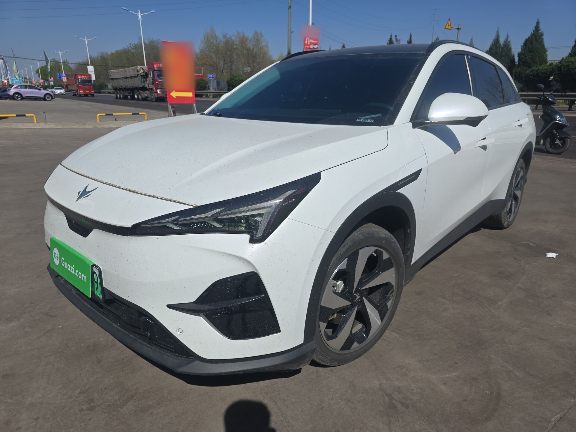 تحت مقدمة السيارة