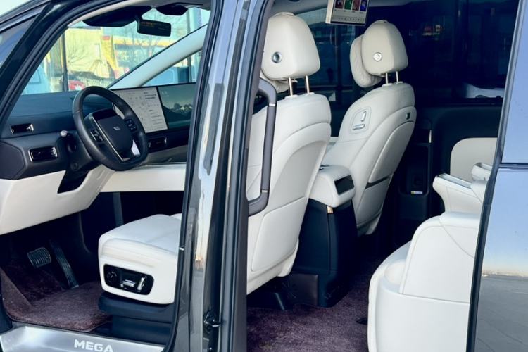 Used Li Auto MEGA 2024 Ultra Model
