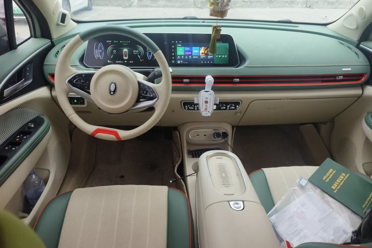 Used ORA Good Cat 2023 401 km Standard Range Premium Version Lithium Iron Phosphate Center Console