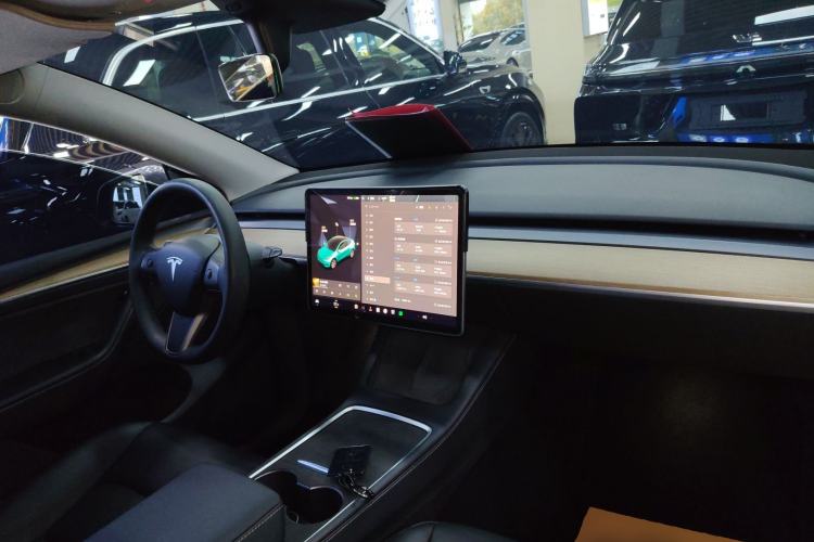 Used Tesla Model Y 2021 Standard Range Rear-Wheel Drive Version Center Console