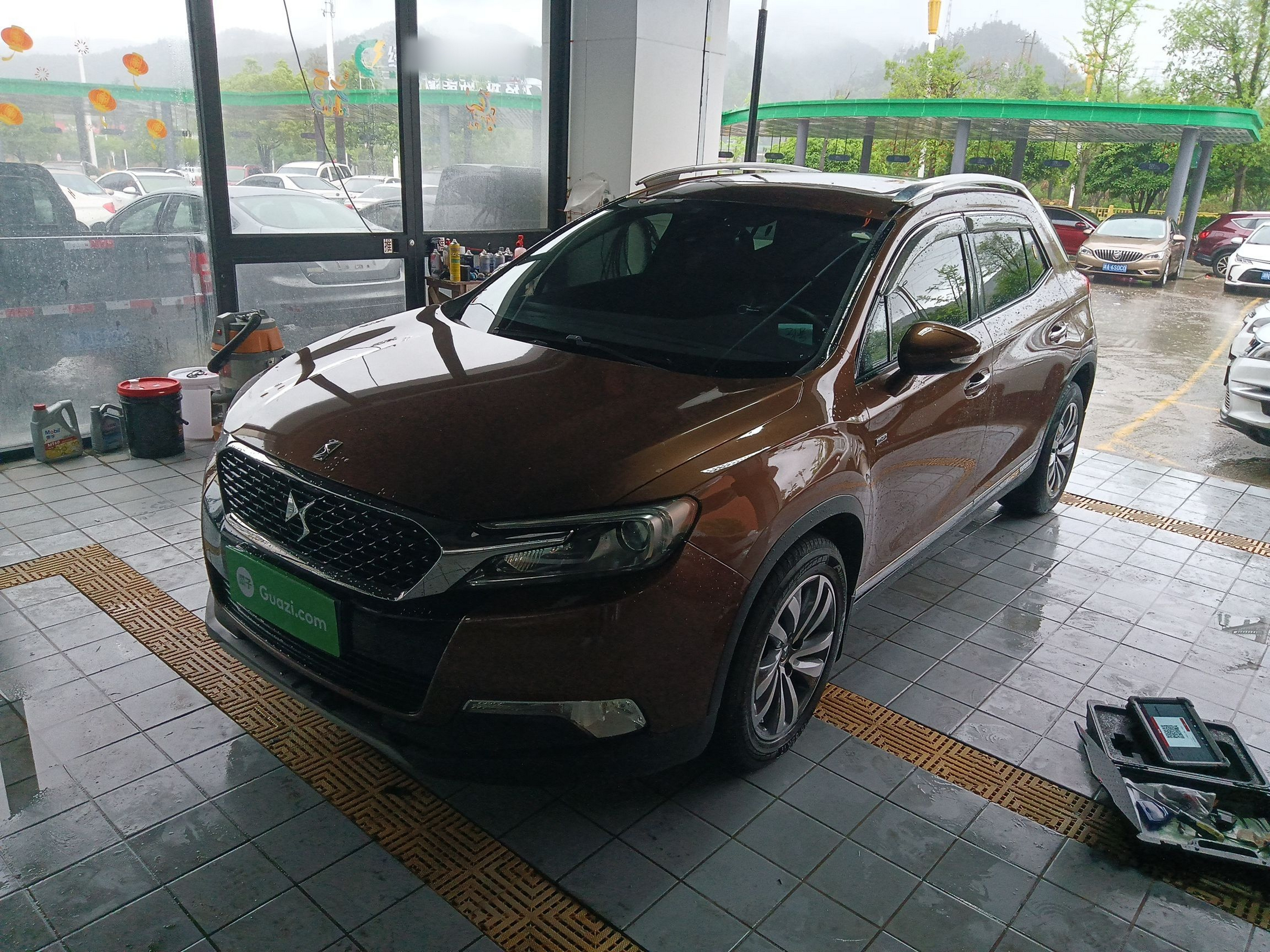 Под передней частью автомобиля