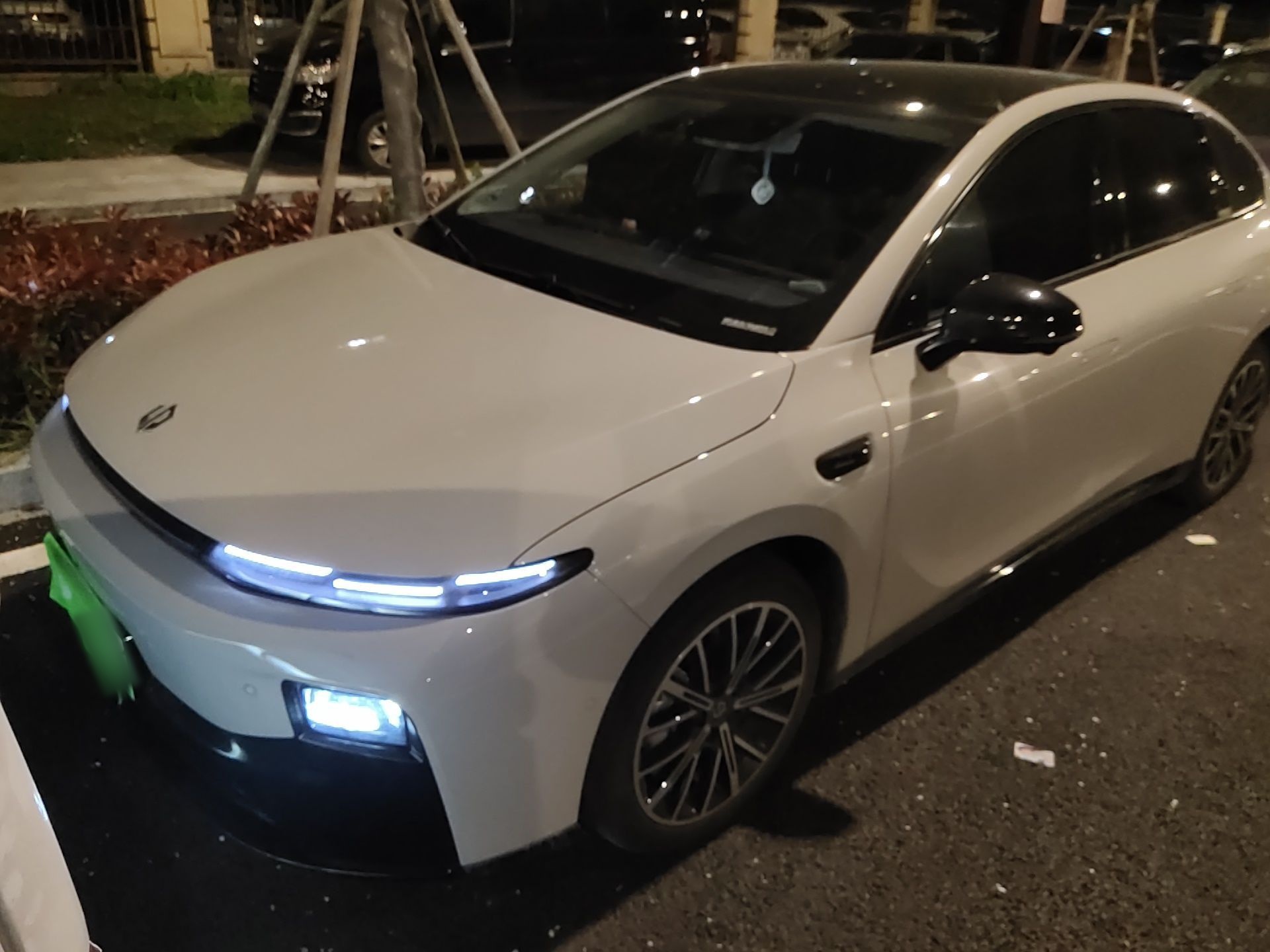 تحت مقدمة السيارة