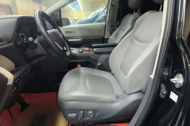 Used Toyota Granvia 2023 2.5L Hybrid Comfort Edition
