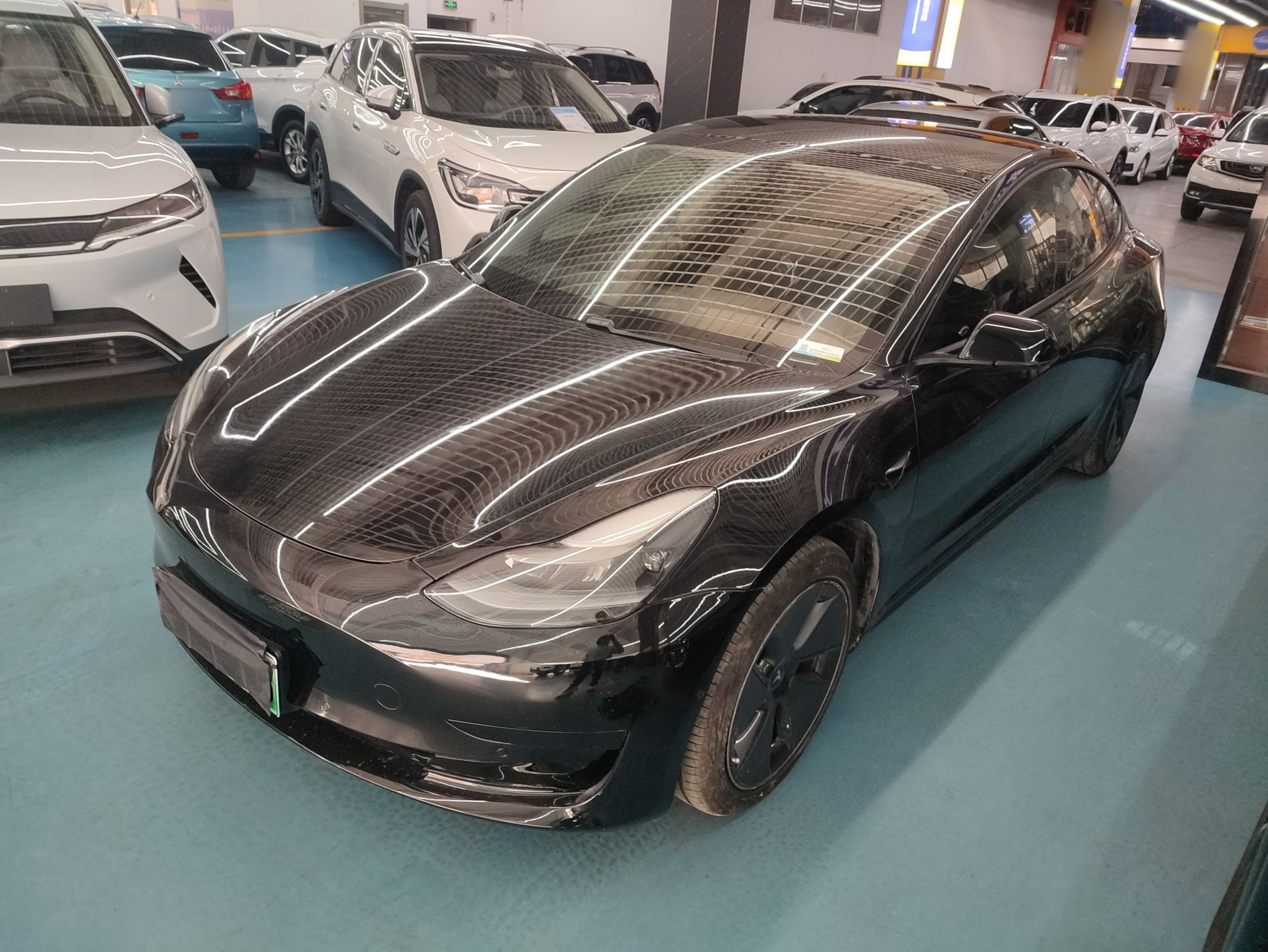 Под передней частью автомобиля