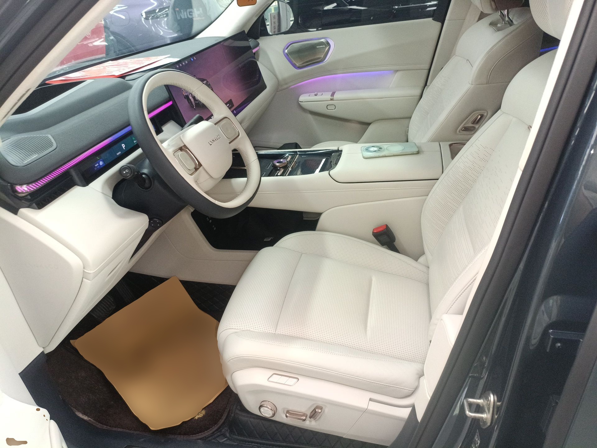 المقاعد الأمامية داخل السيارة