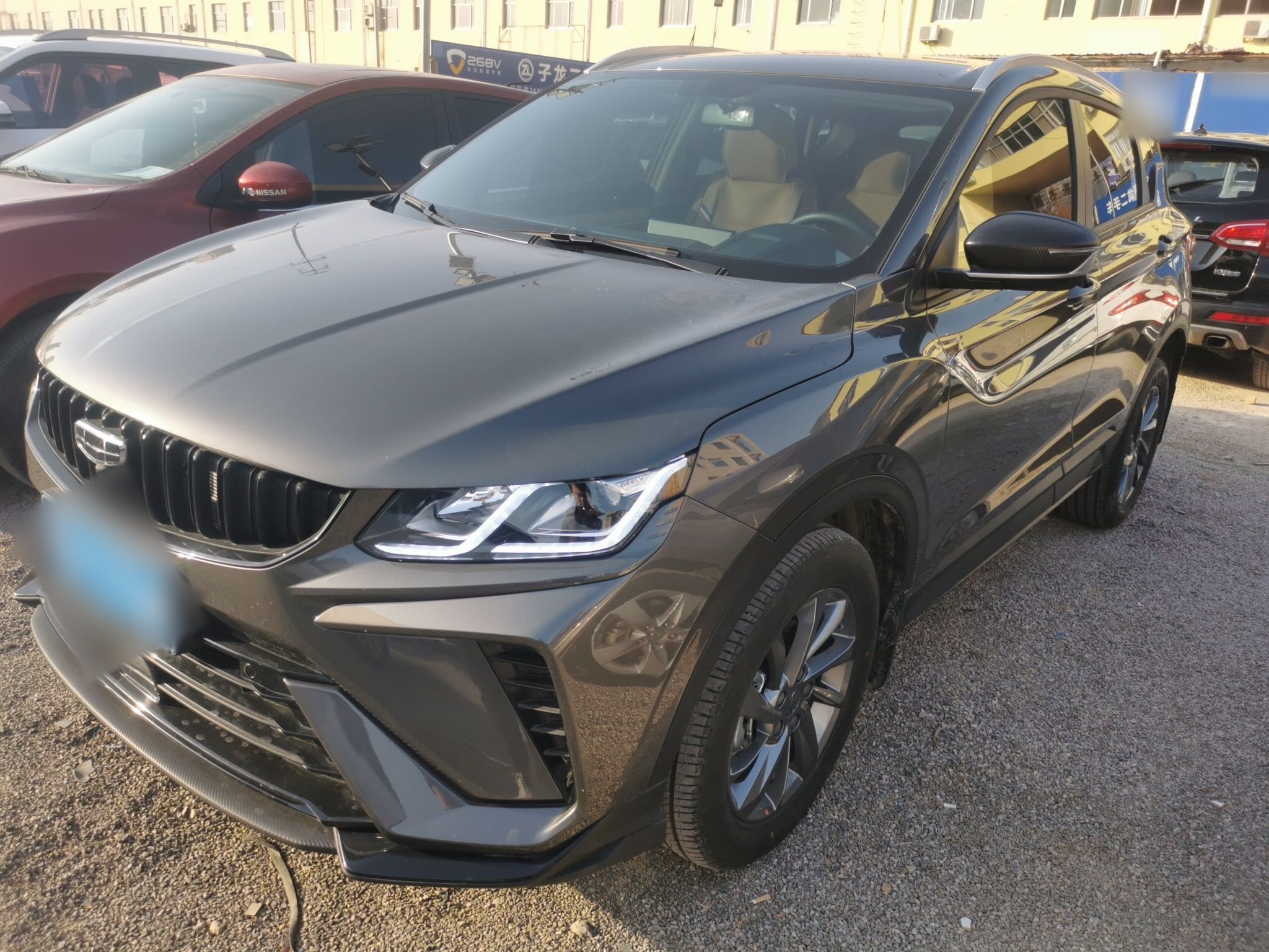 تحت مقدمة السيارة