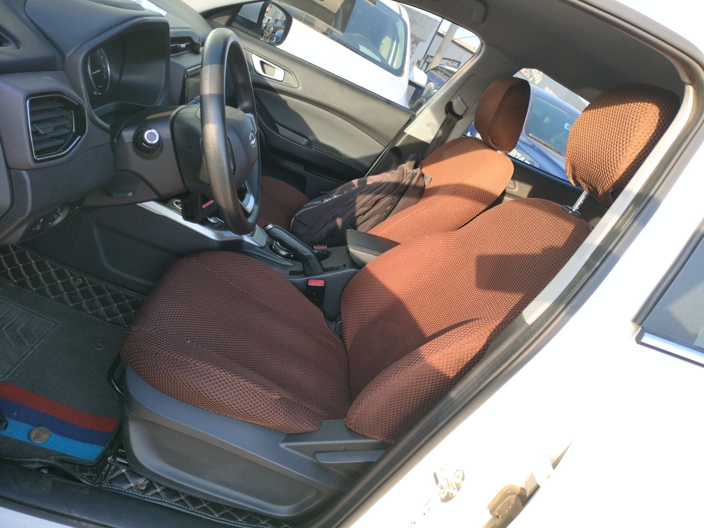 المقاعد الأمامية داخل السيارة