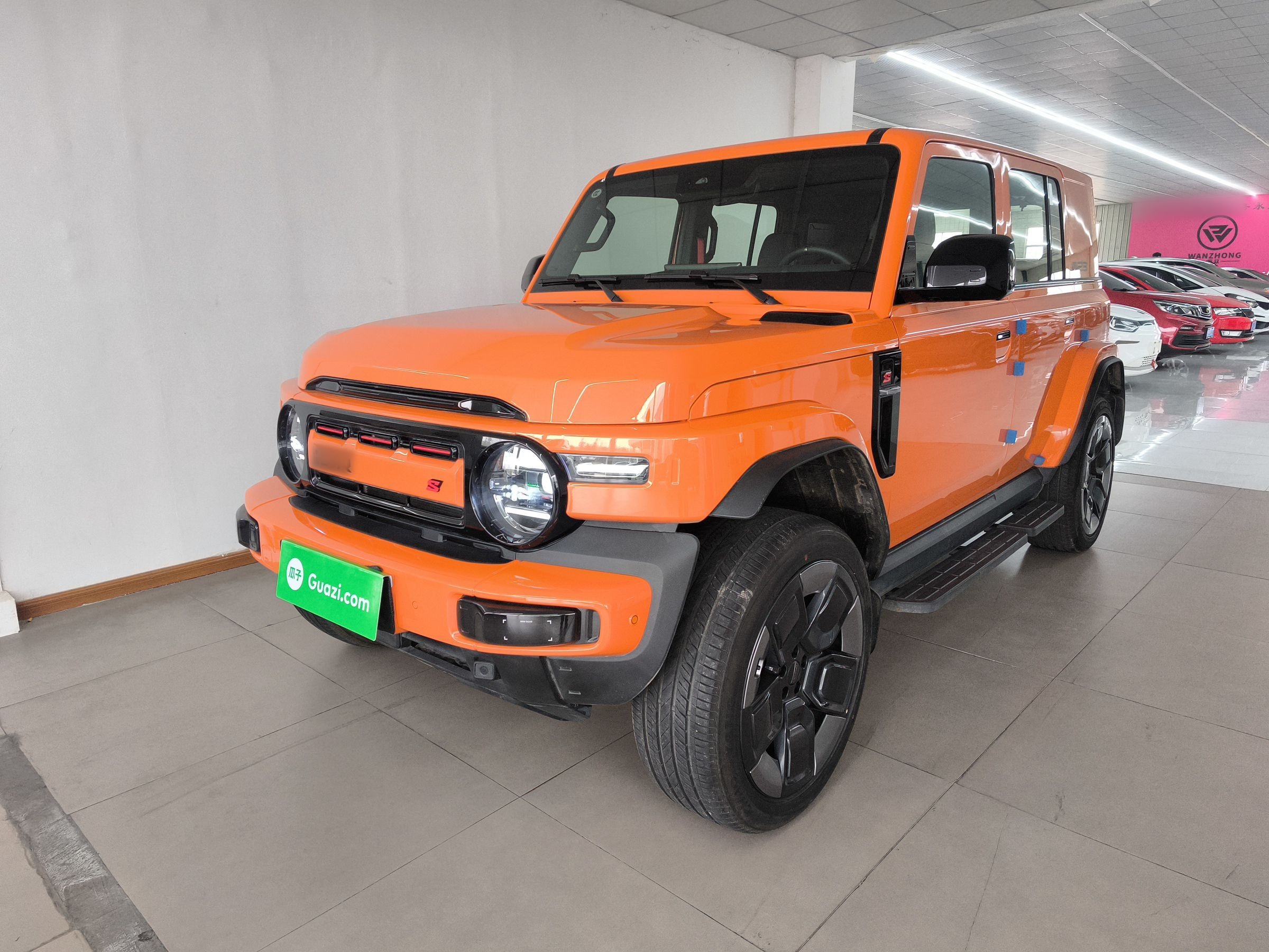 تحت مقدمة السيارة