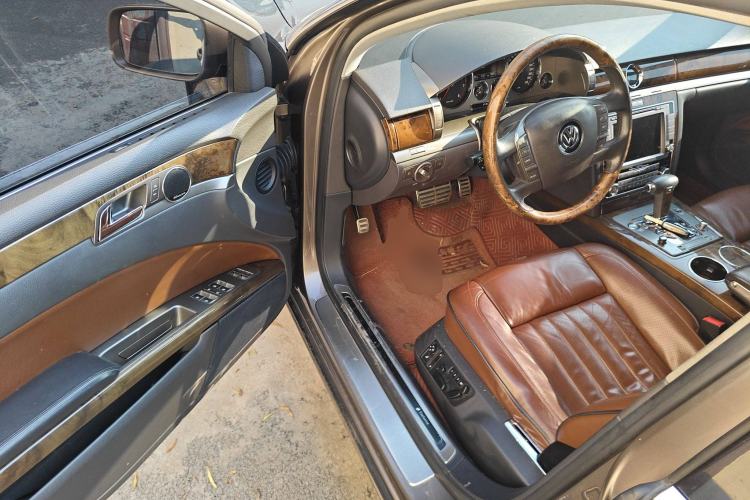 Used Volkswagen Phaeton 2011 4.2L V8 4-seat Extended-Range Individual Edition Driver Seat