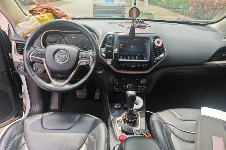 Used Jeep Cherokee 2014 2.4L Luxury Edition Center Console