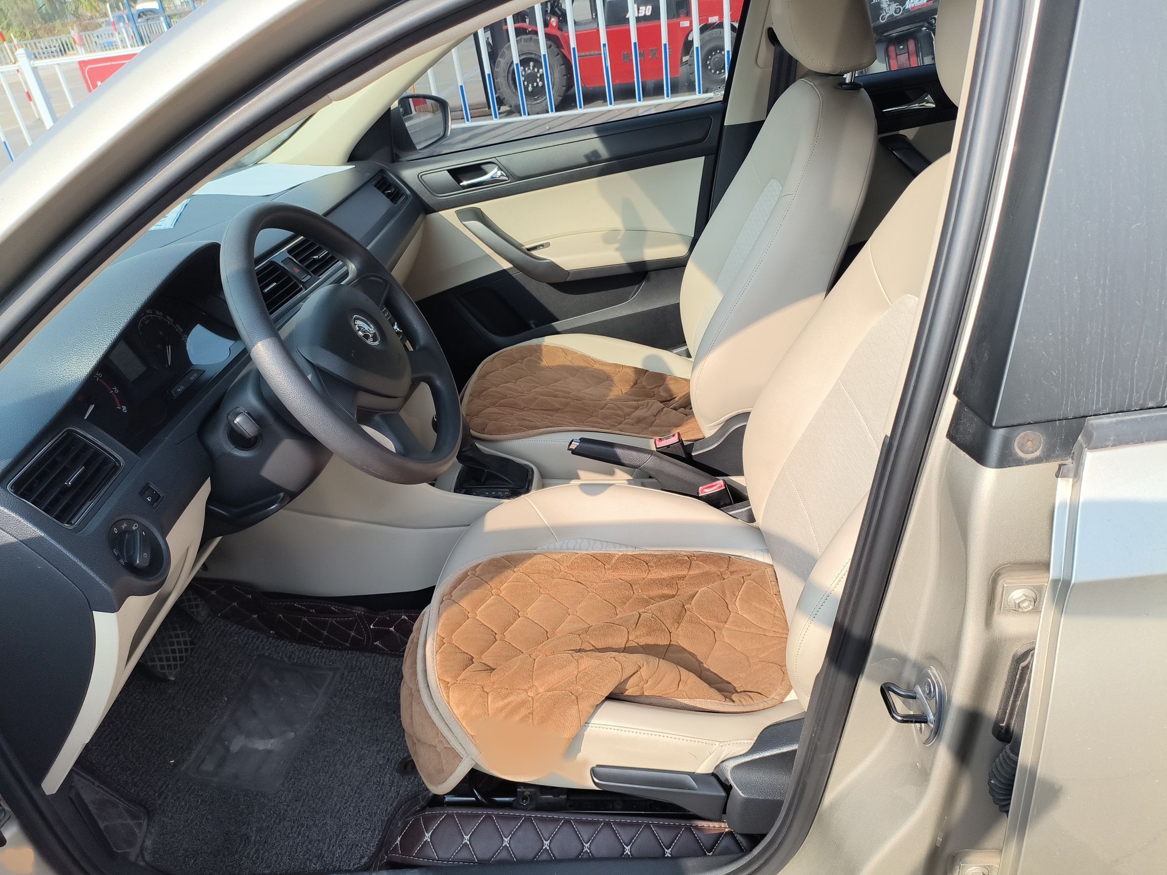 Переднее сиденье в автомобиле