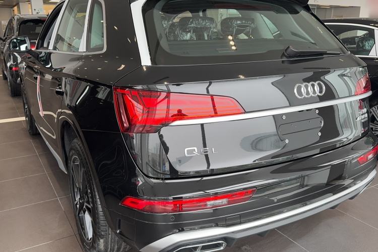 Used Audi Q5L 2025 Restyled 45th Anniversary Collector's Edition 40 TFSI Stylish and Dynamic Version Exterior 5