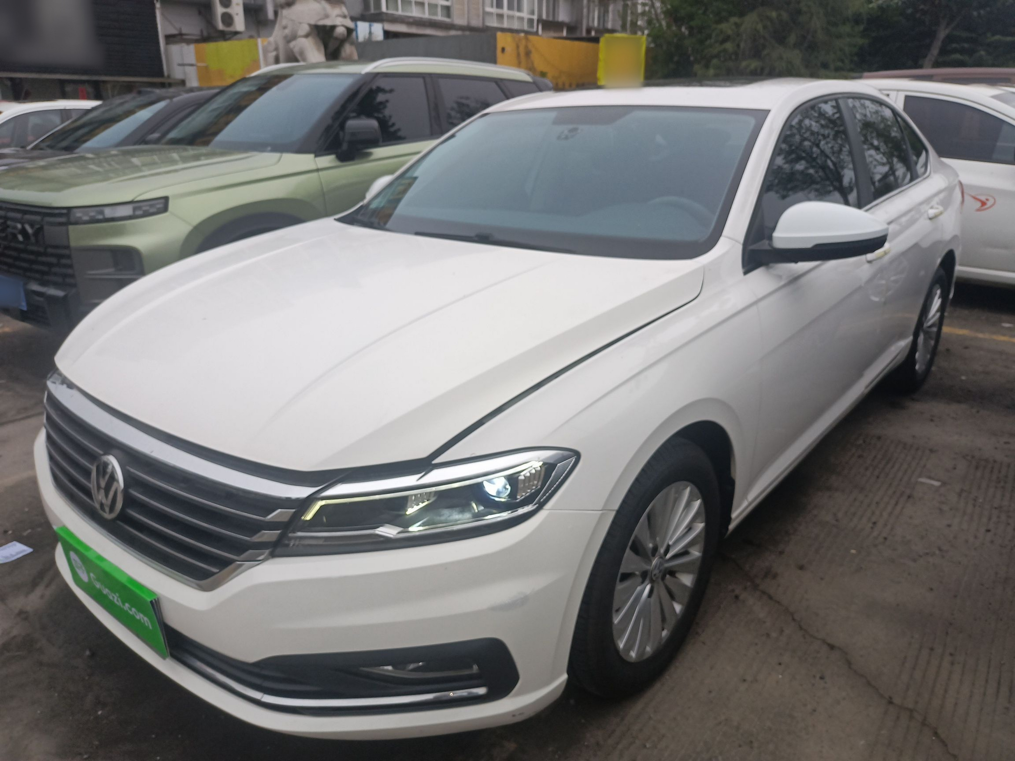 Под передней частью автомобиля