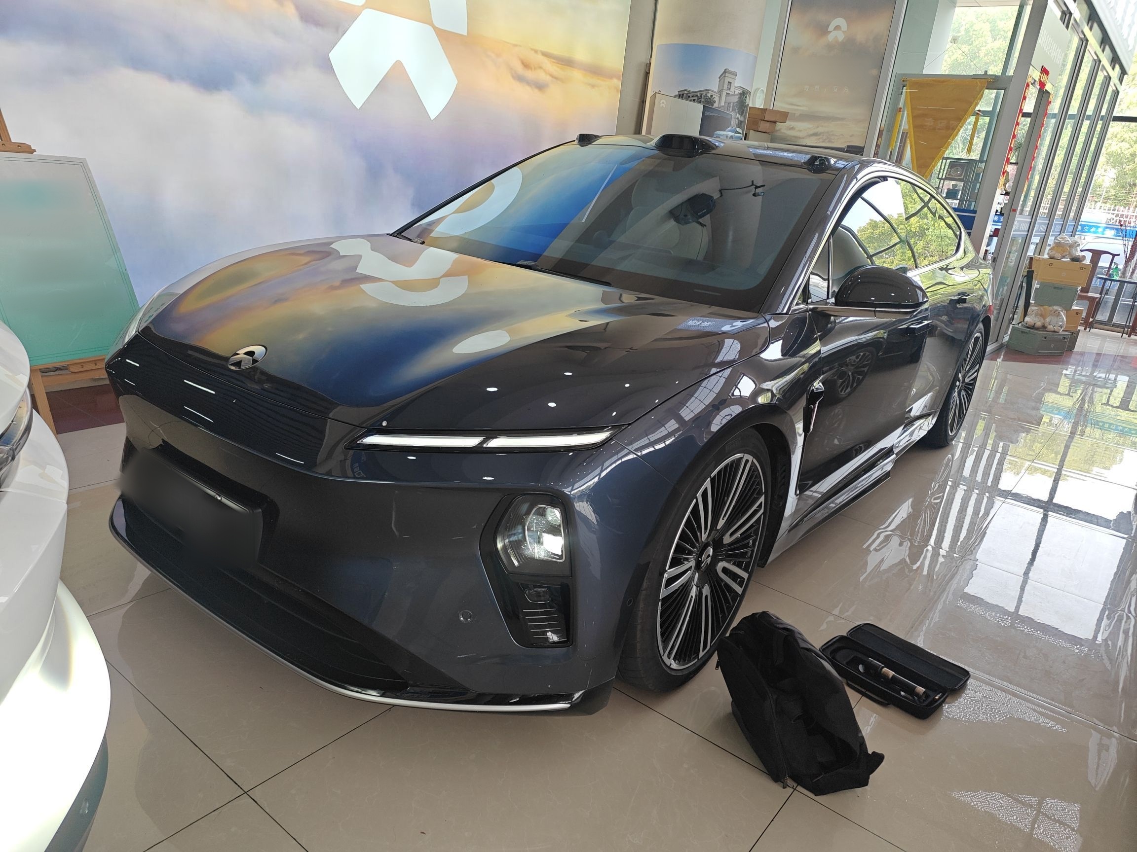 تحت مقدمة السيارة