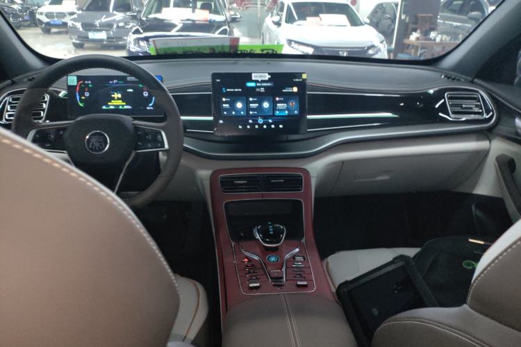 Used BYD Qin PLUS 2024 HONOR Edition DM-i 120KM Leading Model Center Console