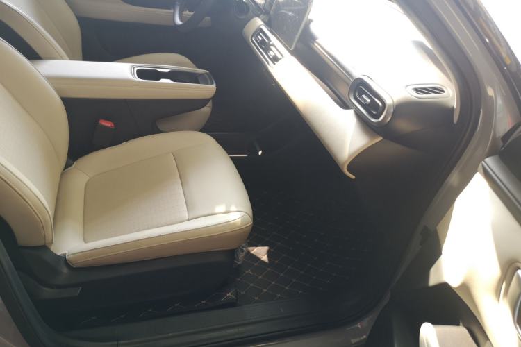 Used Wuling Bingo PLUS 2024 401 km Range 5-Seater Version Right Front Seat