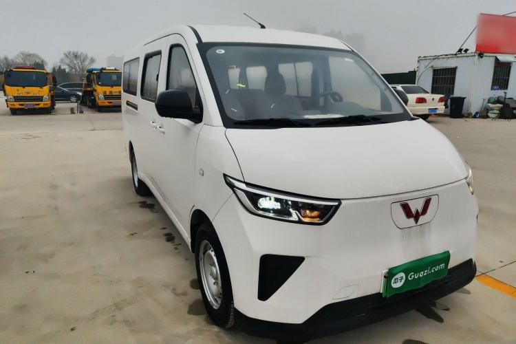 Used Wuling Yangguang 2024 300KM Comfort Version Passenger Van 75kW